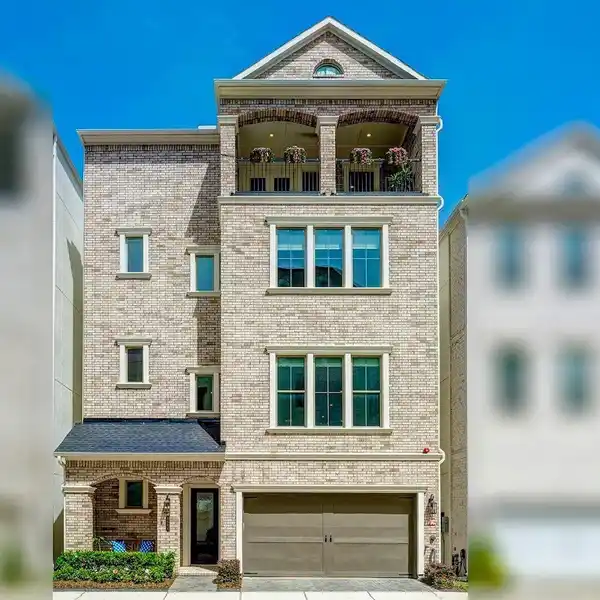 RESORT-STYLE HOME INSIDE THE LOOP