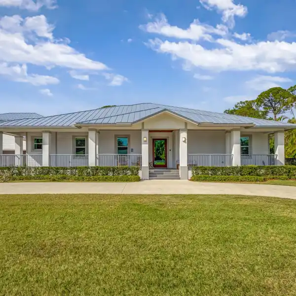 THOUGHTFUL MODERN RESIDENCE IN PENNOCK POINTE