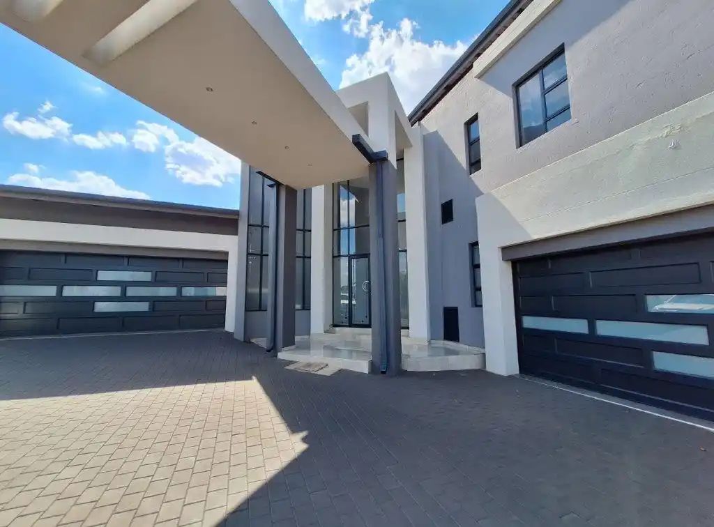 Luxury Home in Midstream Ridge