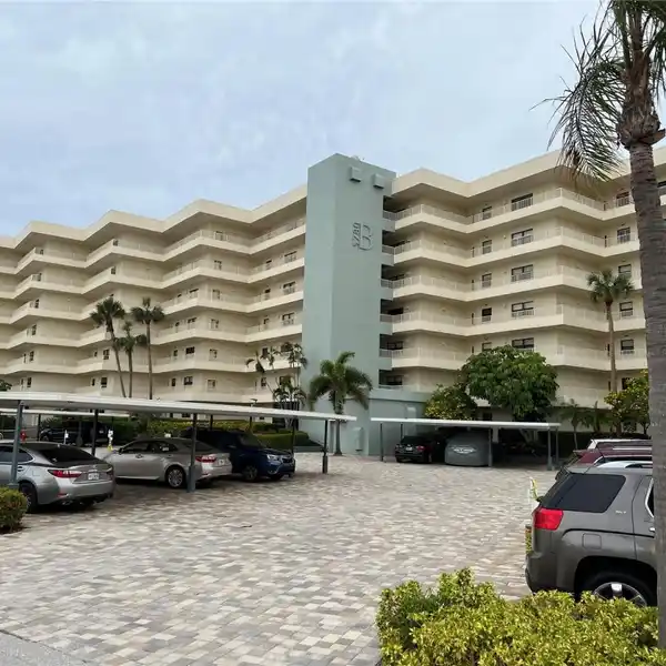 RESORT LIFESTYLE IN THIS SIESTA KEY OASIS