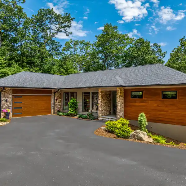 MODERN TREEHOUSE LIVING WITH TOTAL PRIVACY