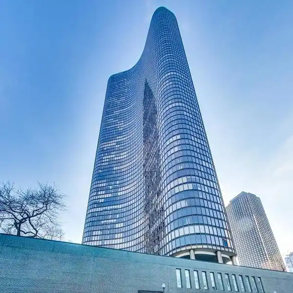 PANORAMIC LAKE VIEWS IN ICONIC LAKE POINT TOWER