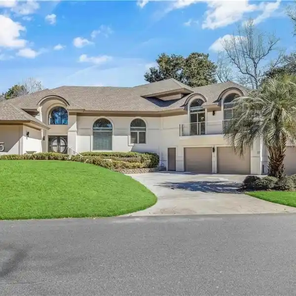 EXCEPTIONAL HOME ON THE 11-MILE LAGOON IN PRESTIGIOUS LEAMINGTON