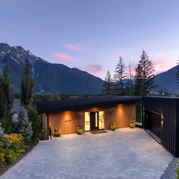 EXQUISITE MOUNTAIN ESTATE WITH RESORT-STYLE AMENITIES NEAR ONE OF CANADA’S TOP GOLF COURSES