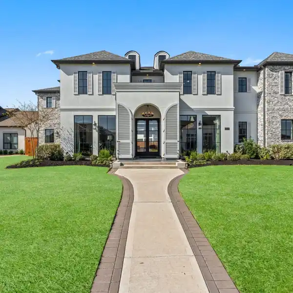 IMPECCABLY DESIGNED MODERN HOME