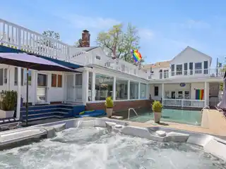 Charming West End Condo Near Beaches