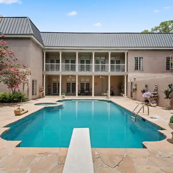 STATELY TRADITIONAL HOME READY FOR TRANSFORMATION