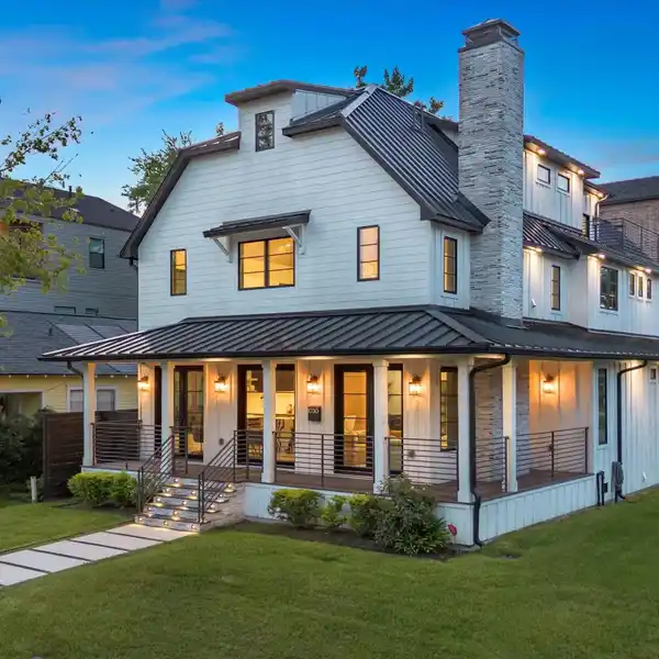 MODERN CRAFTSMAN-STYLE HOME