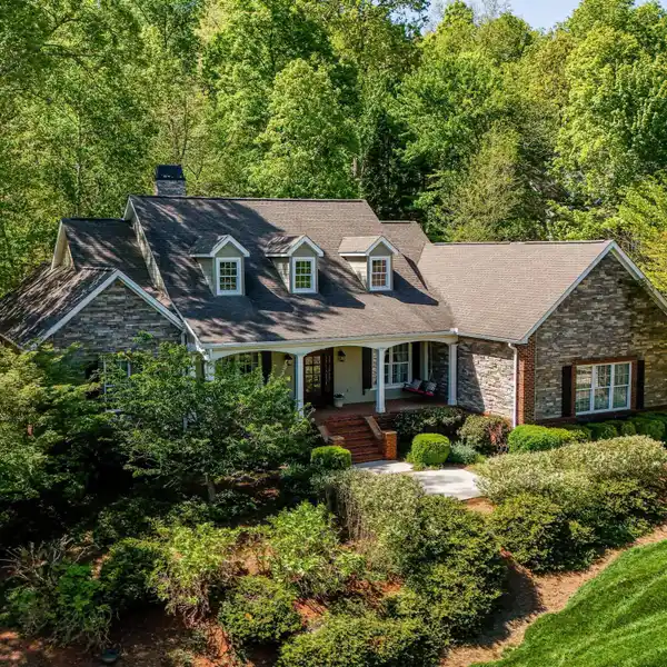 ELEGANT HOME IN SOUGHT-AFTER LAKEFRONT COMMUNITY