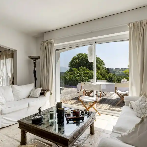 STUNNING RESIDENCE IN A GREEN HAVEN