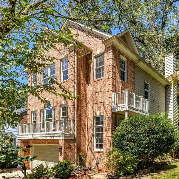 CHARMING HOME IN SOUGHT-AFTER KINGS MANOR