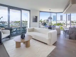 Beautiful End Unit in Ward Village