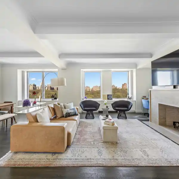 STRIKING RESIDENCE IN A FULL-SERVICE CONDOMINIUM