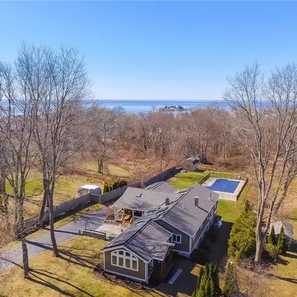 STYLISH AND SPACIOUS EMBANKMENT RANCH
