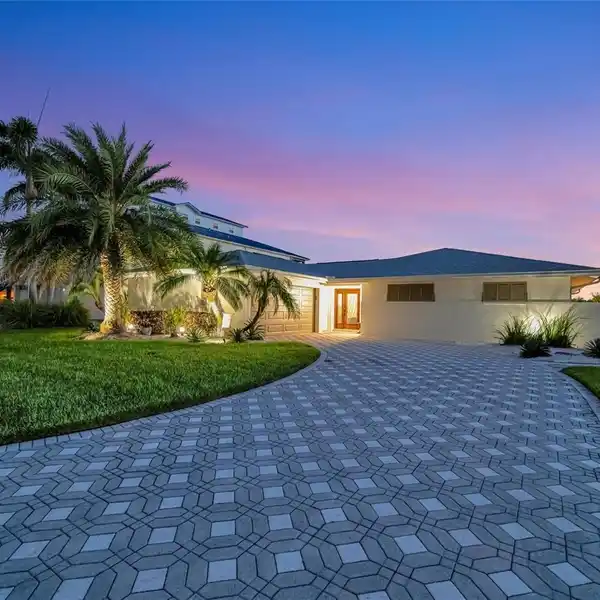 LUXURY WATERFRONT RETREAT ON DEEP SAILBOAT WATER CANALS