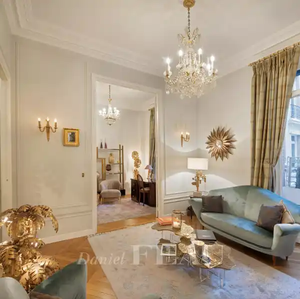 PEACEFUL APARTMENT OVERLOOKING A COURTYARD