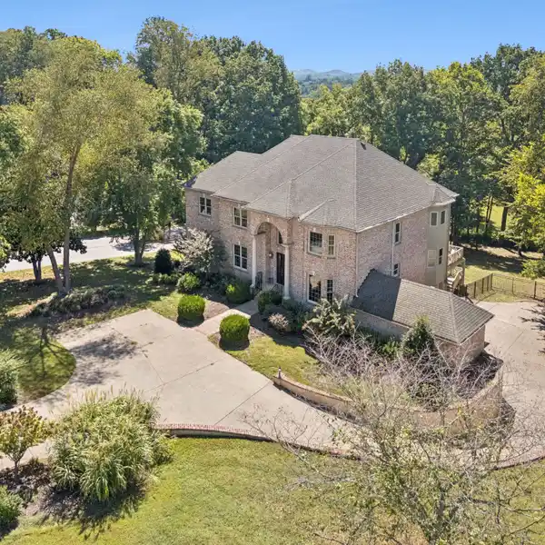 ELEGANT TRADITIONAL RESIDENCE IS A TRUE SANCTUARY