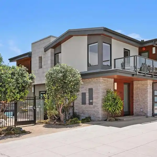 CONTEMPORARY HOME IN THE RESIDENCES AT SOLANA BEACH