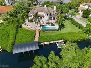 Grand Waterfront Estate in Prestigious Yachting Community