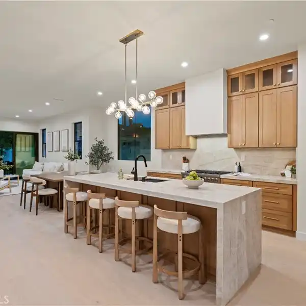 ORGANIC MODERN MASTERPIECE WITH SEAMLESS FLOW