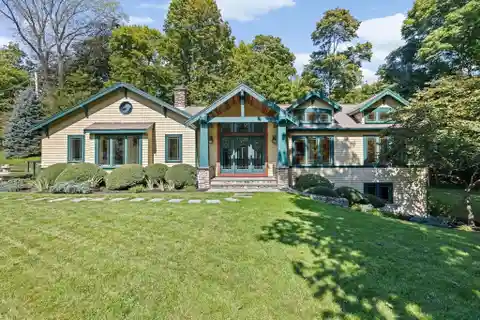 Lovely Residence in a Four-Home Enclave