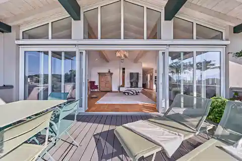 Extravagant Top-Floor Apartment