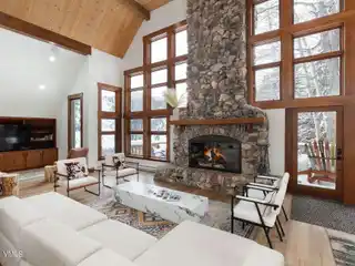 Mountain Retreat with Modern Elegance