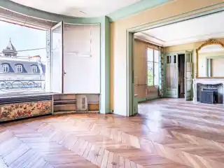 Fifth Floor Apartment in a Beautiful Building