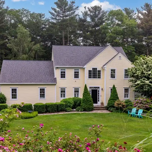 SPECTACULAR COLONIAL ON IMMACULATE GROUNDS
