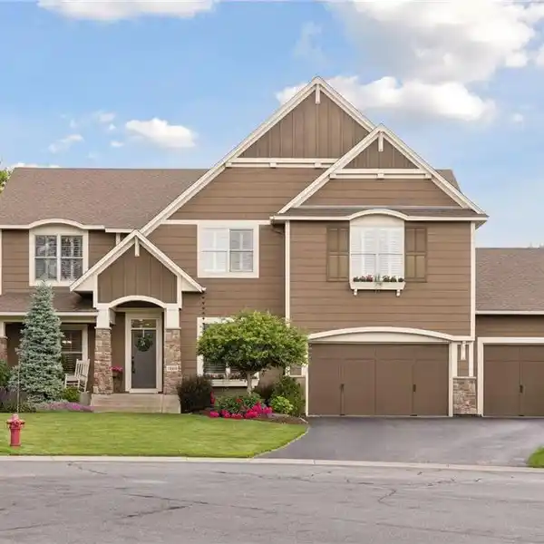 IMPRESSIVE HOME ON A QUIET CUL-DE-SAC