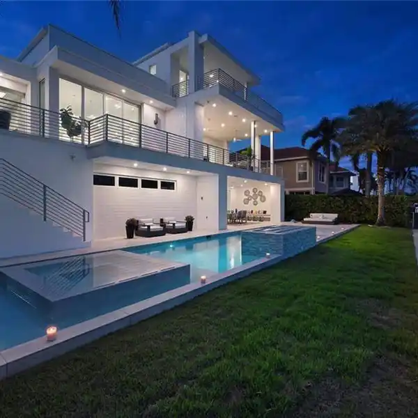 ONE-OF-A KIND CONTEMPORARY HOME MELDING FORM AND FUNCTION