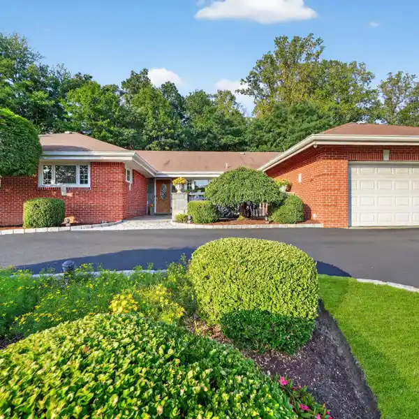 LUXURY LIVING IN LAKE ISLE COMMUNITY