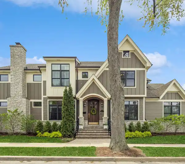 INVITING LUXURY HOME IN A GREAT LOCATION