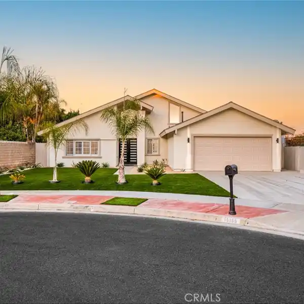 SINGLE-STORY MODERN OASIS