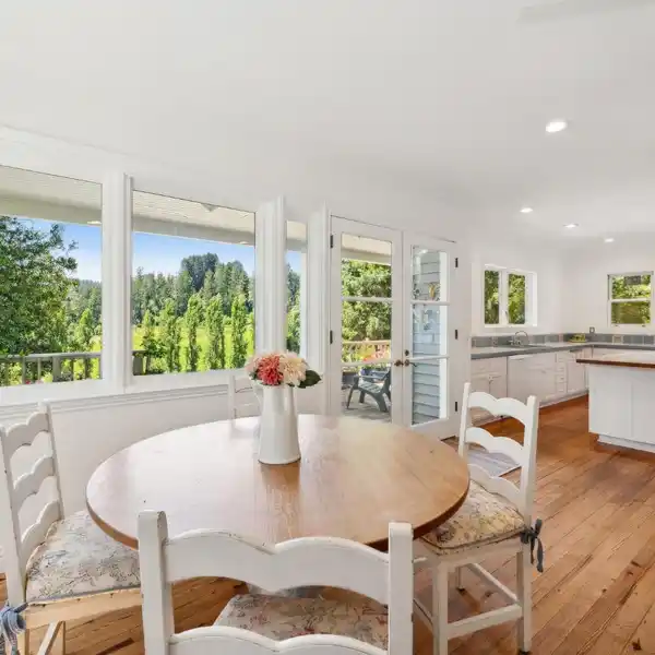 CHARMING FARMHOUSE IN WEST DRY CREEK