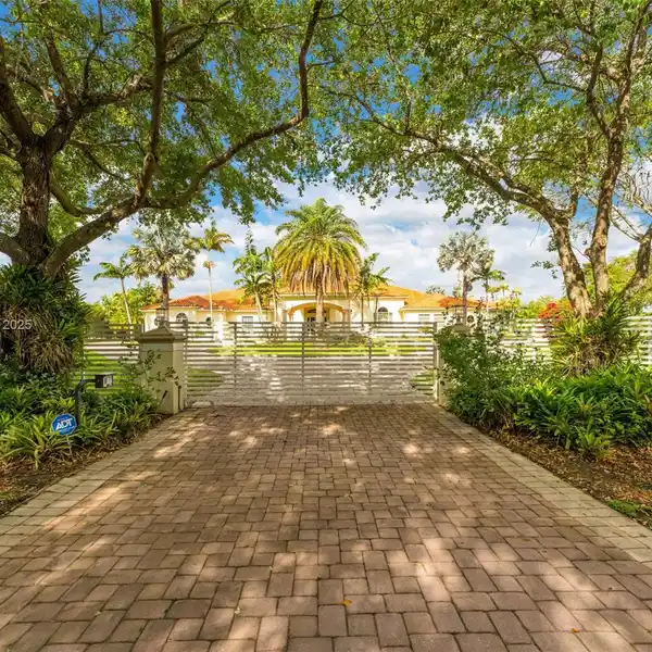LUXURY FIVE-ACRE COMPOUND