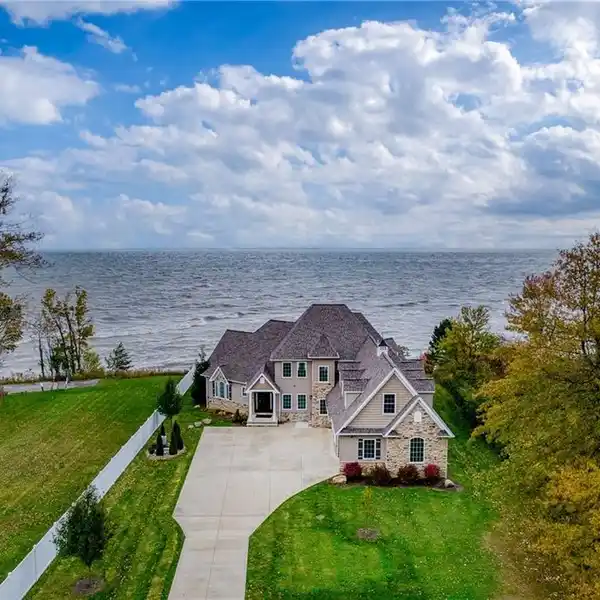 STUNNING LAKEFRONT PARADISE