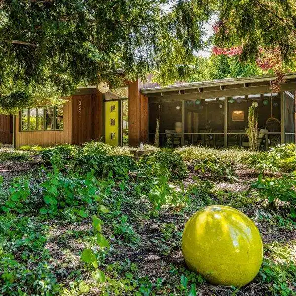 FRANK LLOYD WRIGHT-INSPIRED FOREST RETREAT