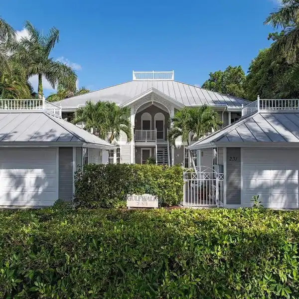 STYLISH UNIT IN PRIME GULFWALK LOCATION