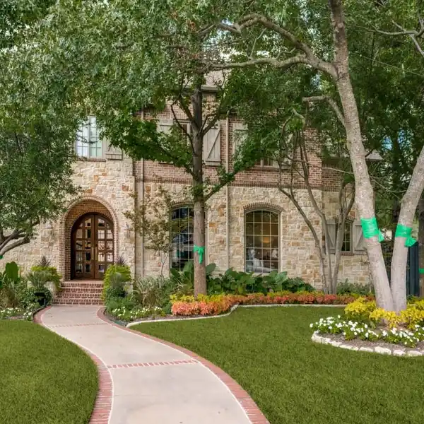 EXCEPTIONAL RESIDENCE ON AN EXPANSIVE CORNER LET