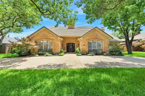 Sophisticated Living in Coveted Location