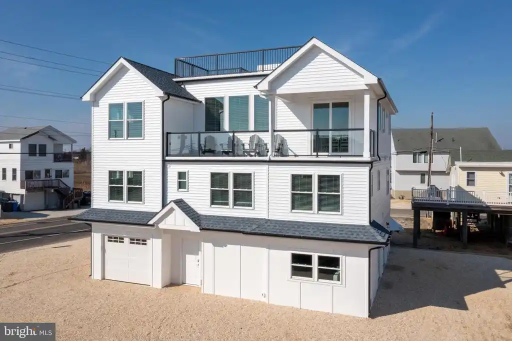 Immaculate and Spacious Home Steps to Yacht Club