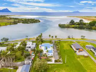 Substantial Coastal Home in a Prime Location