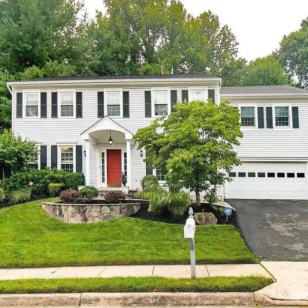 PICTURE PERFECT COLONIAL IN CHANTILLY