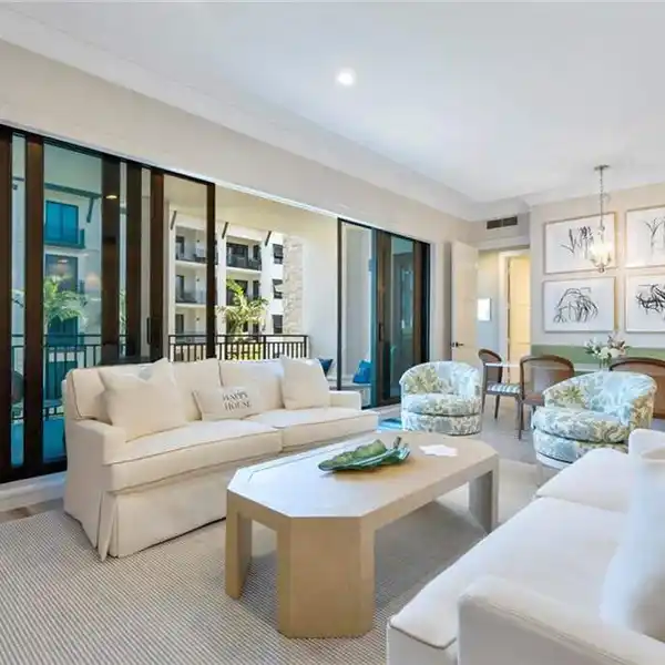 COASTAL ELEGANCE AND MODERN CONVENIENCE IN NAPLES SQUARE