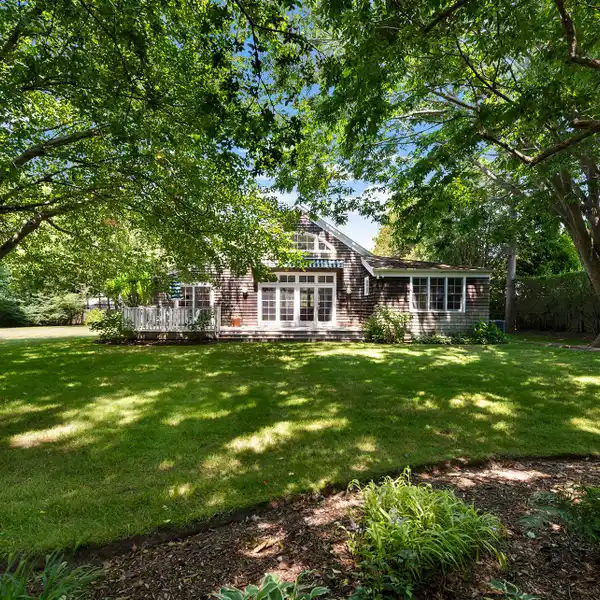 CHARMING AMAGANSETT CARRIAGE HOUSE WITH LUSH GARDENS