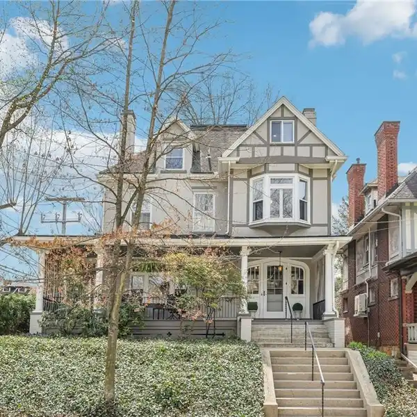 CAPTIVATING HOUSE - MAGNIFICENTLY RESTORED