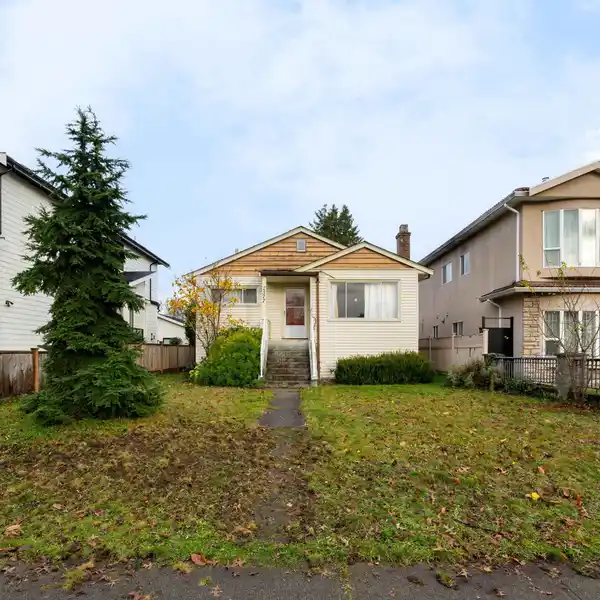 WELL-MAINTAINED HOME ON A QUIET STREET IN RENFREW HEIGHTS