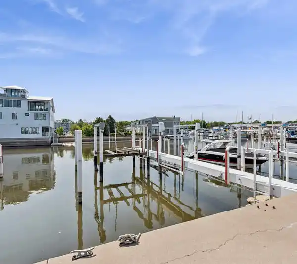 LAKEFRONT OFFERING IN THE EXCLUSIVE DUNEWOOD ASSOCIATION