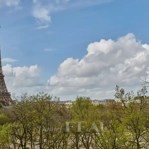RENOVATED APARTMENT IN A LUXURY BUILDING OVERLOOKING THE CHAMP DE MARS